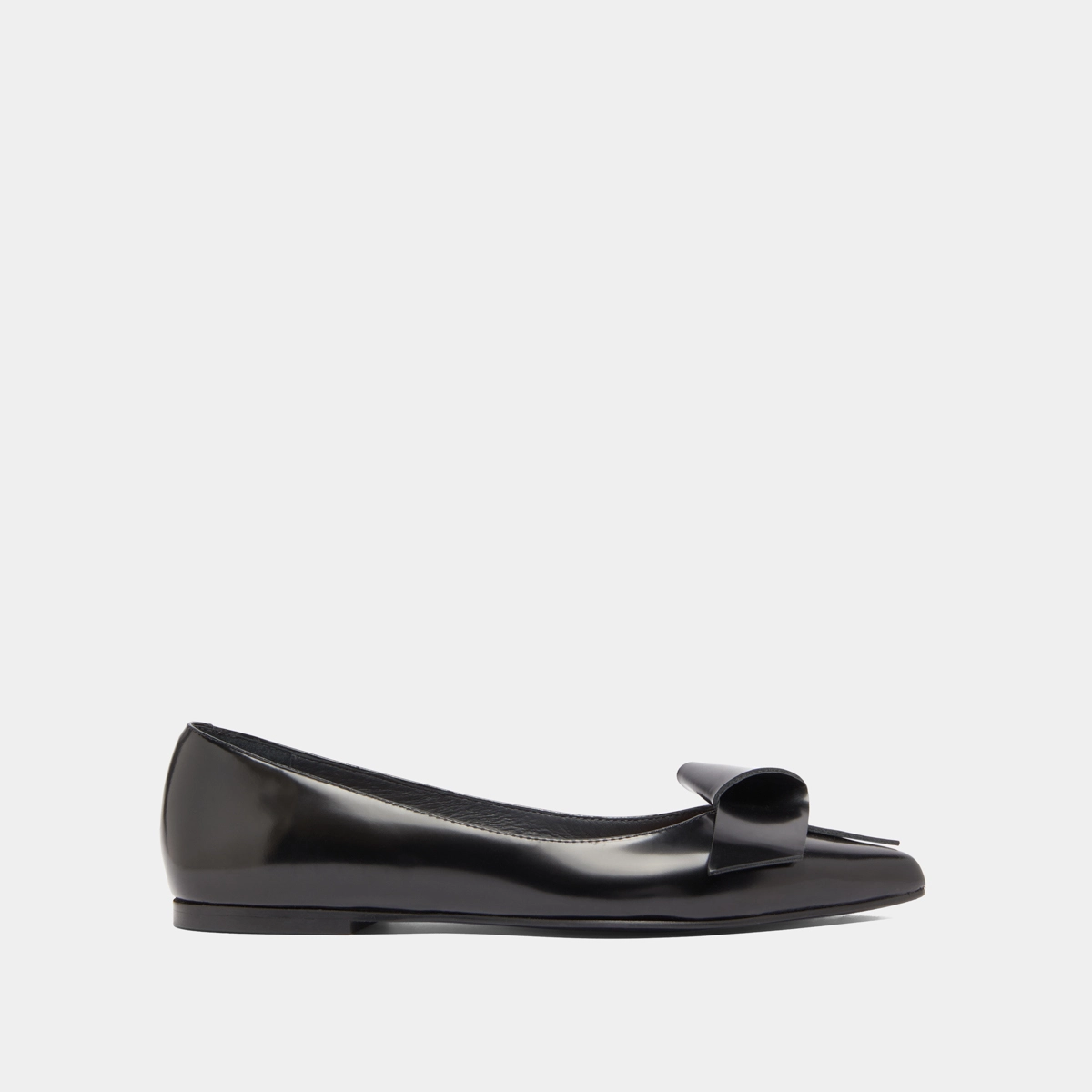 Ballet flats with pointed toes in black glazed leather | DEMO