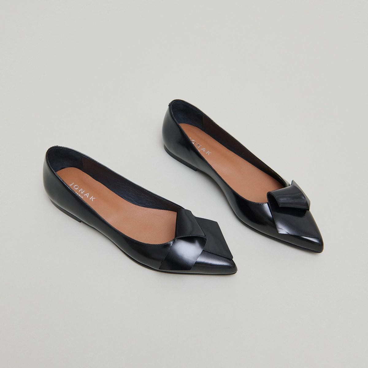 Ballet flats with pointed toes in black glazed leather | DEMO