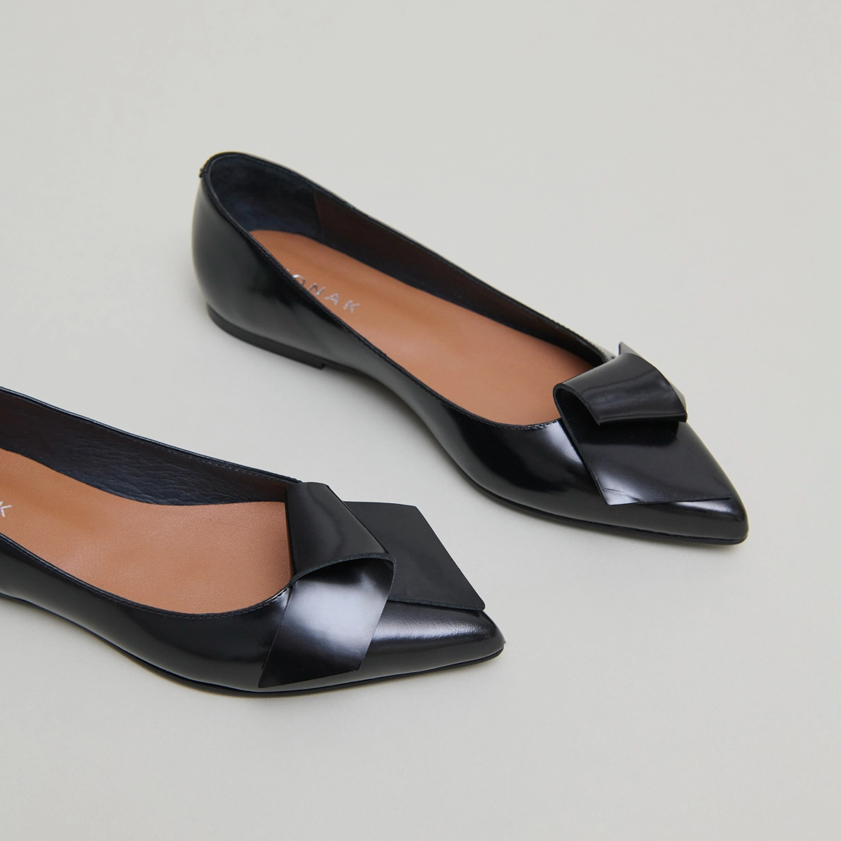 Ballet flats with pointed toes in black glazed leather | DEMO