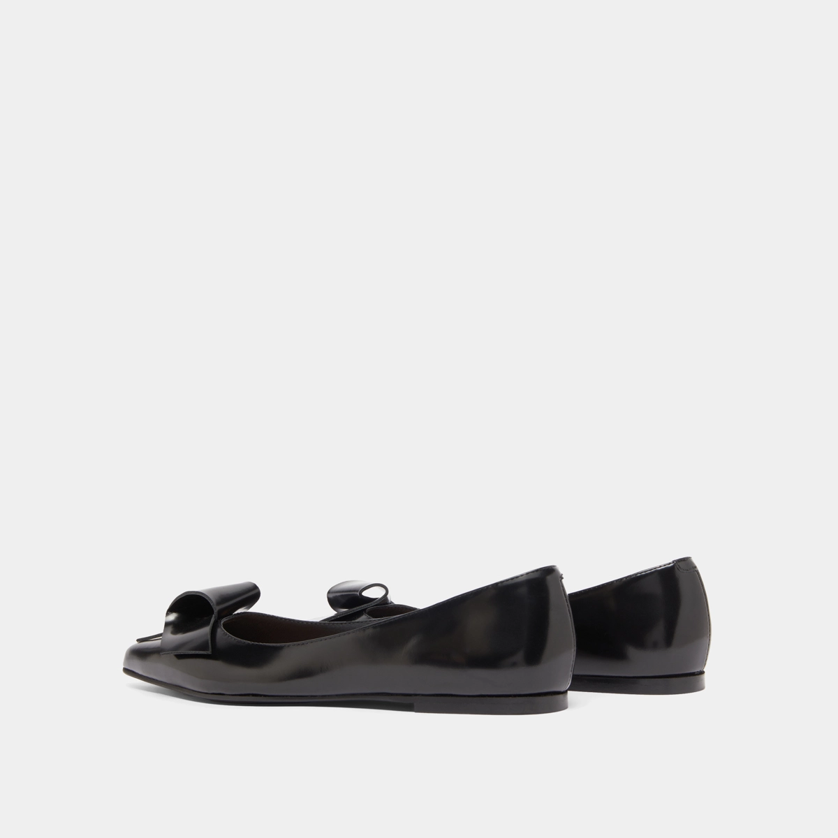 Ballet flats with pointed toes in black glazed leather | DEMO