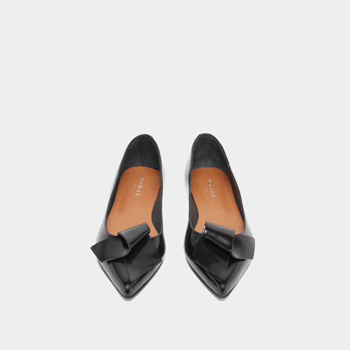 Ballet flats with pointed toes in black glazed leather | DEMO