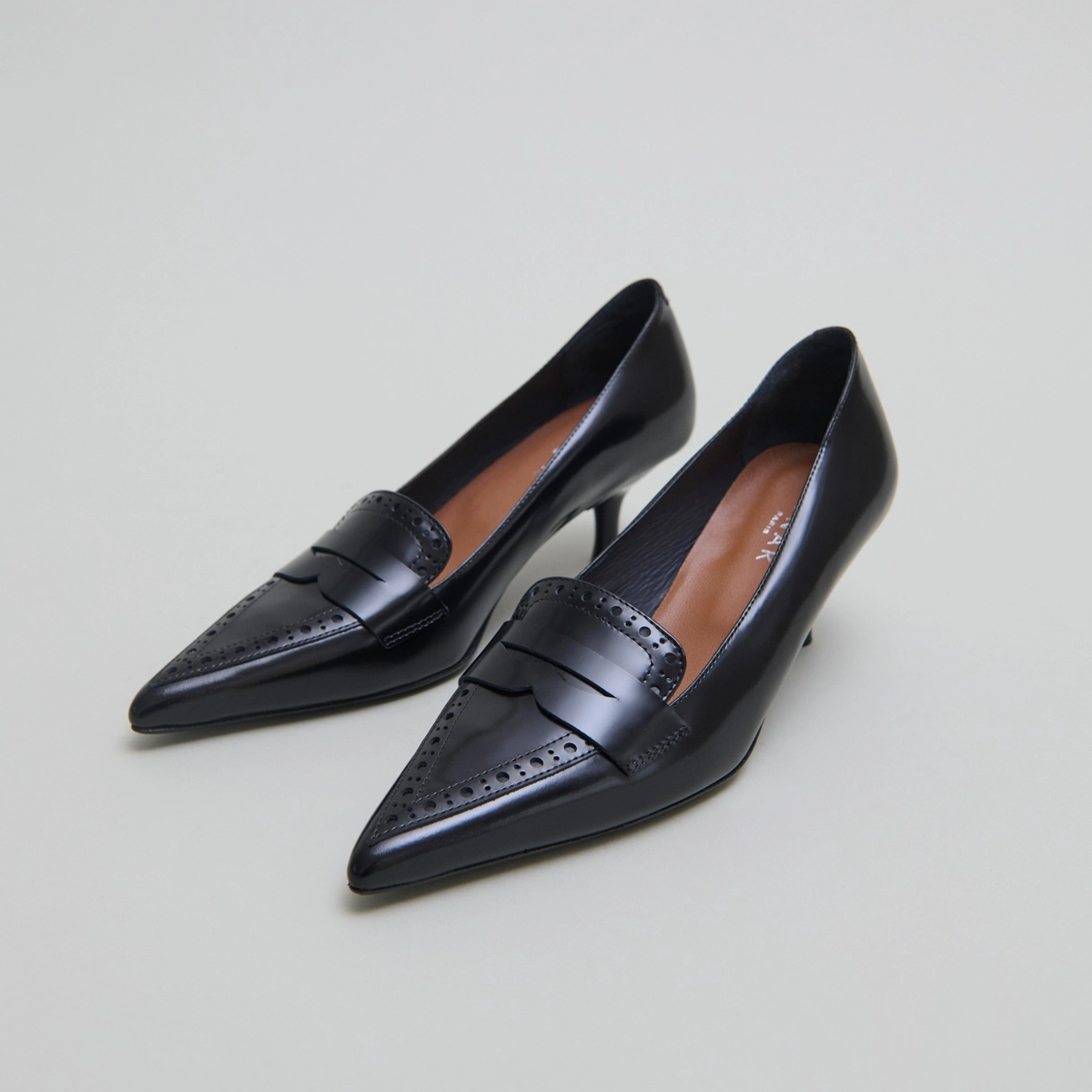 Pumps with pointed toes in black glazed leather | DOLTO