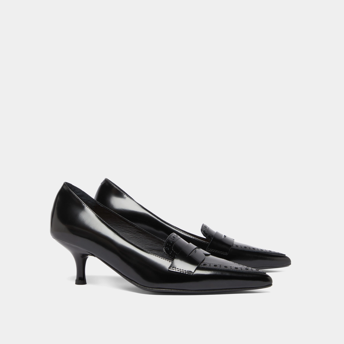 Pumps with pointed toes in black glazed leather | DOLTO