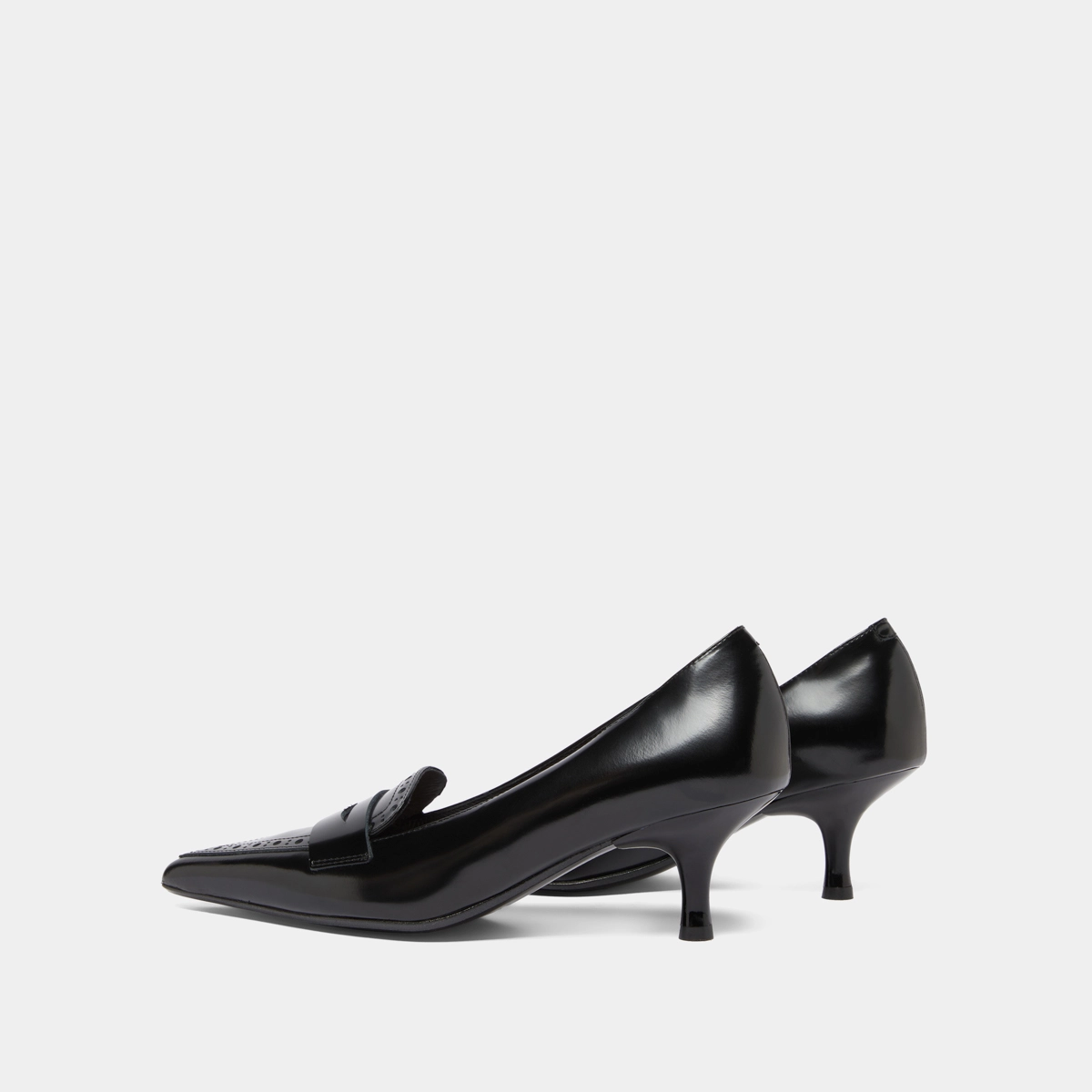 Pumps with pointed toes in black glazed leather | DOLTO
