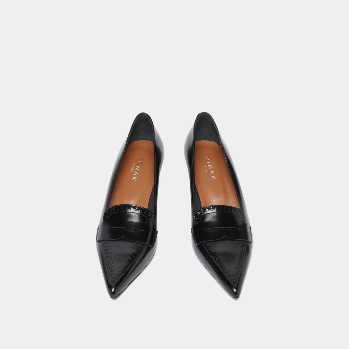Pumps with pointed toes in black glazed leather | DOLTO