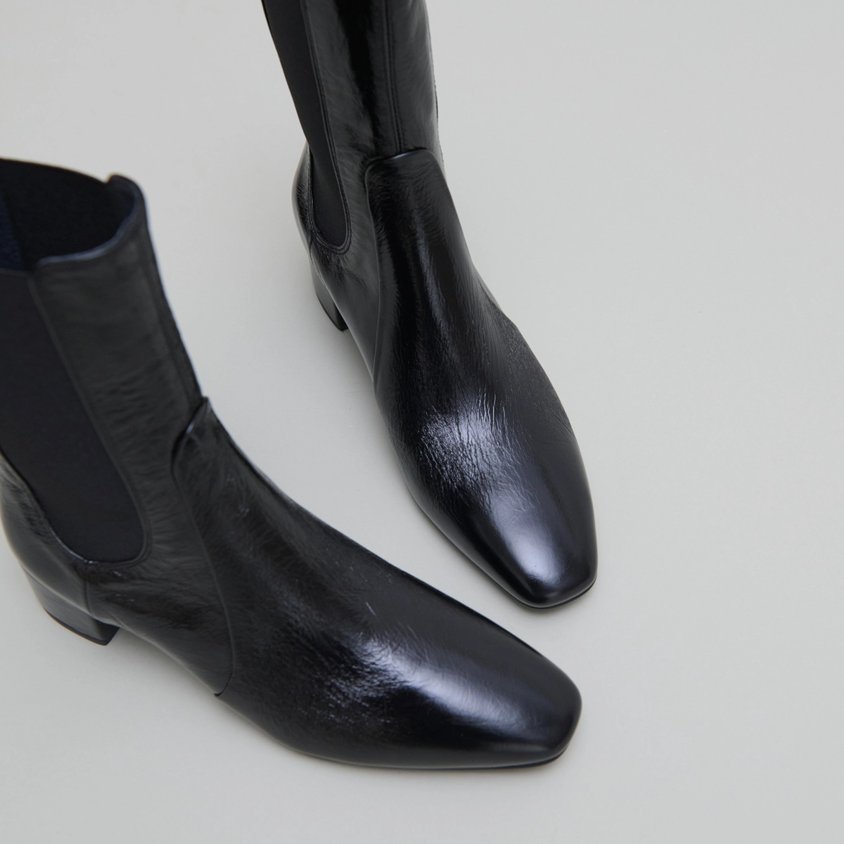 Ankle boots with elastics in black shiny leather | DOXI