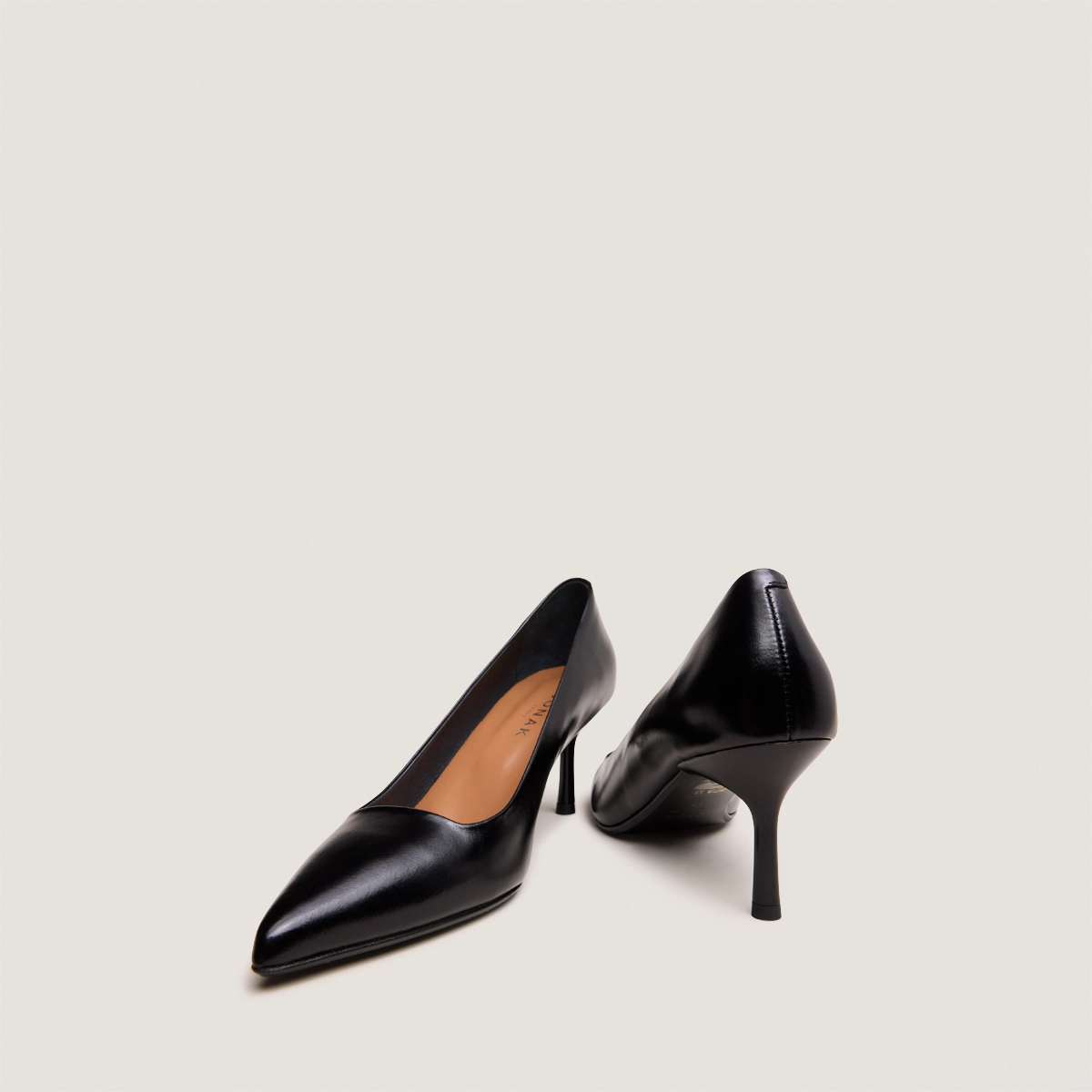 Pointed-toe pumps in black leather | DUNDEE