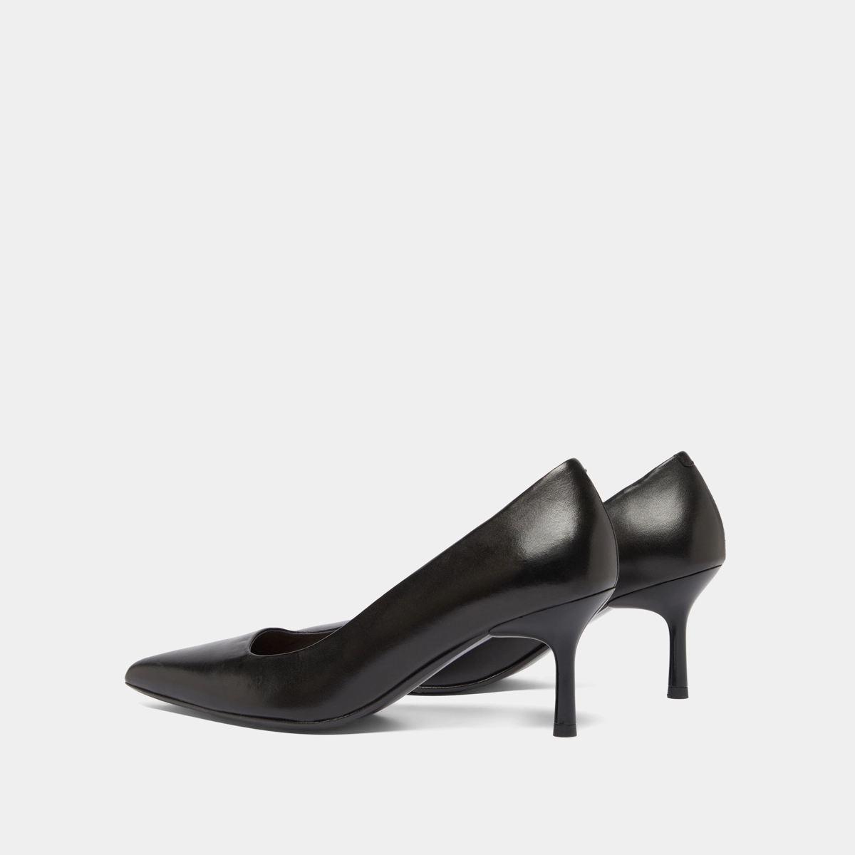 Pointed-toe pumps in black leather | DUNDEE