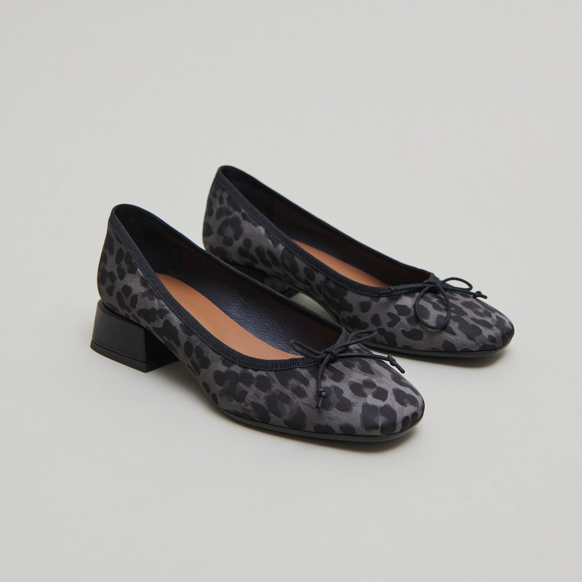 Ballet flats with small heels in gray leopard | DYBIL