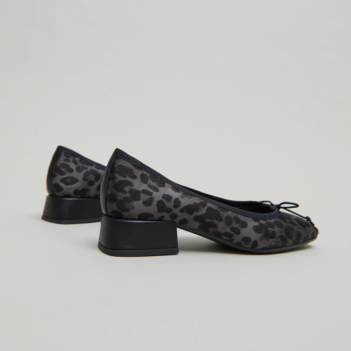 Ballet flats with small heels in gray leopard | DYBIL