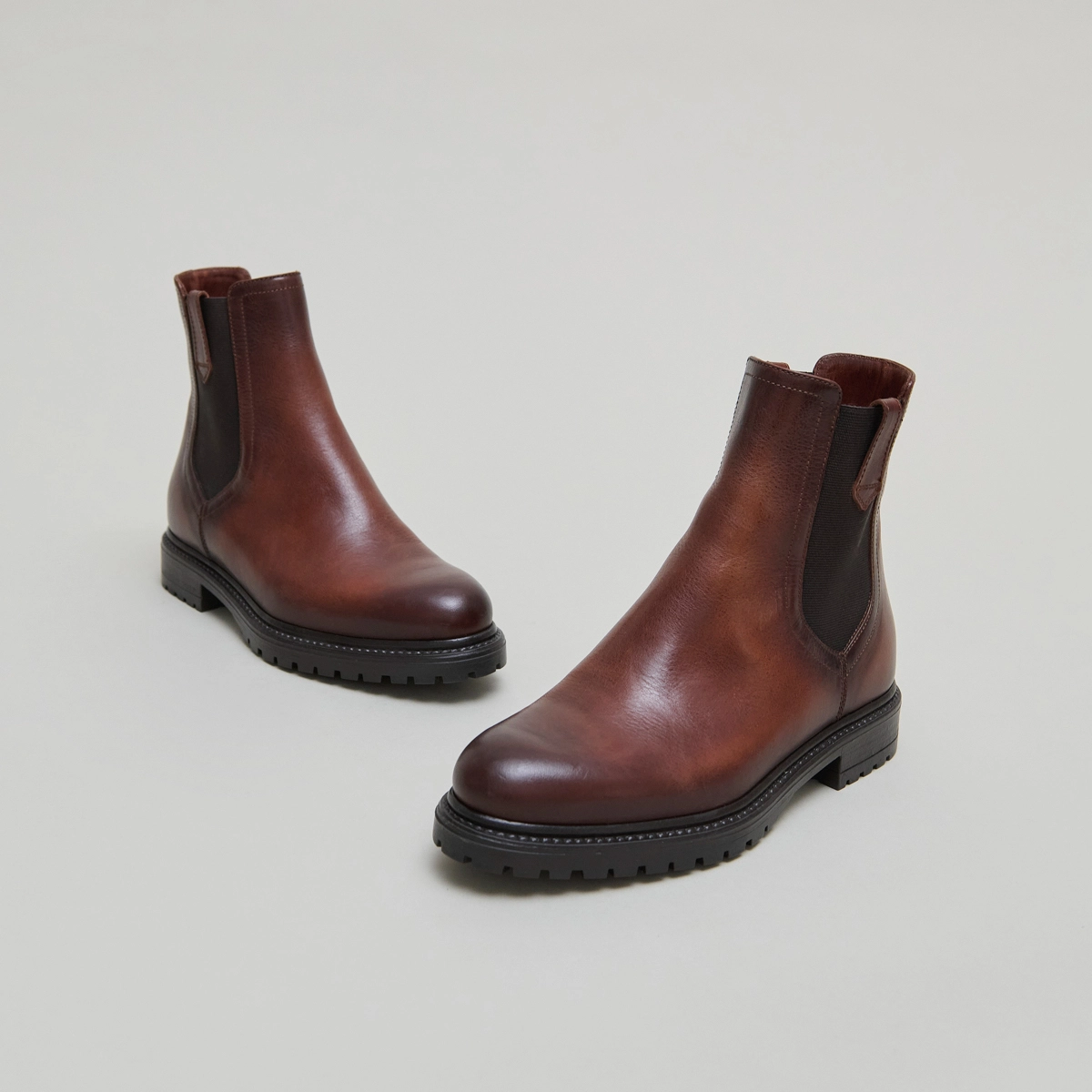Low boots with notched soles and elastic in cognac patinated leather | CANDIDE