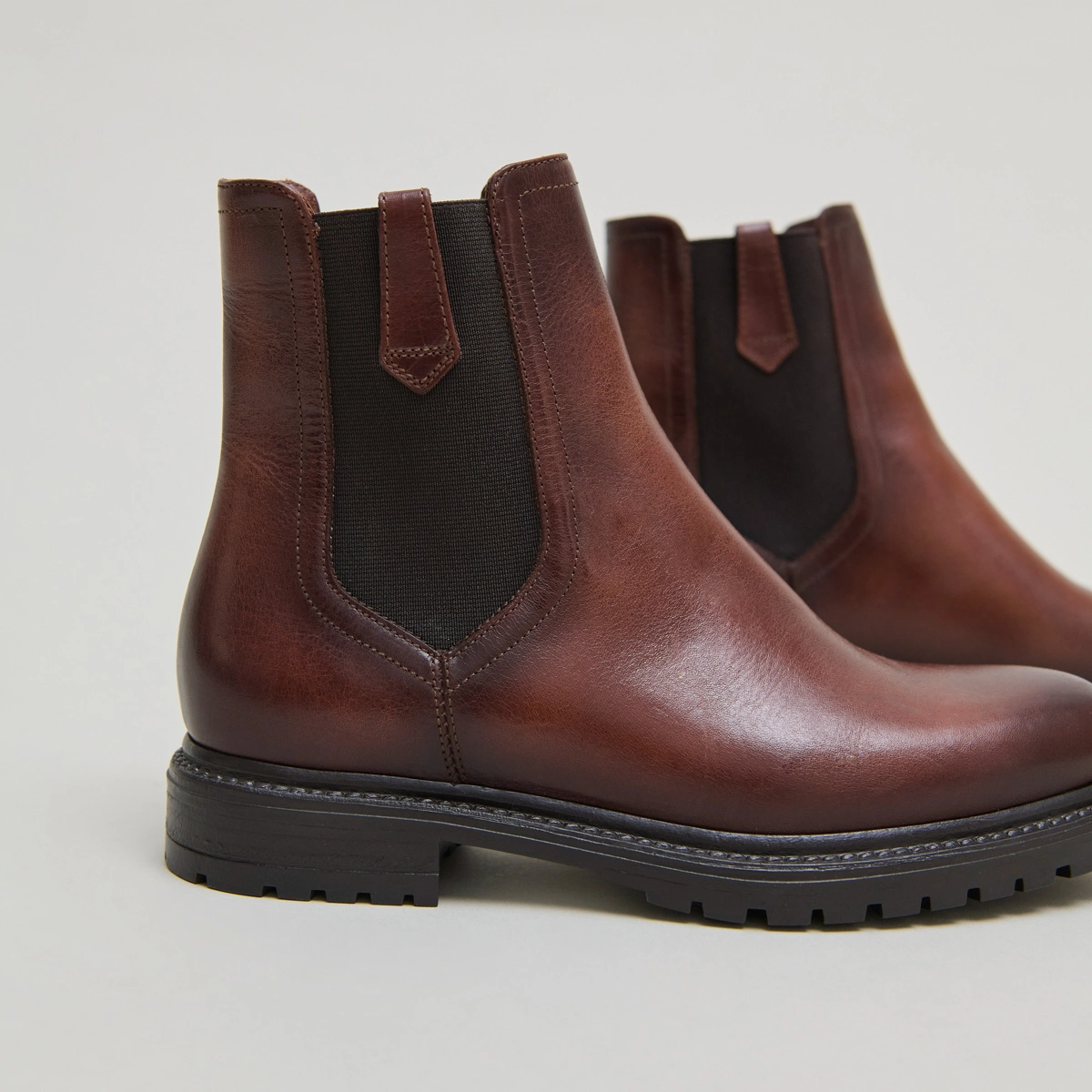 Low boots with notched soles and elastic in cognac patinated leather | CANDIDE
