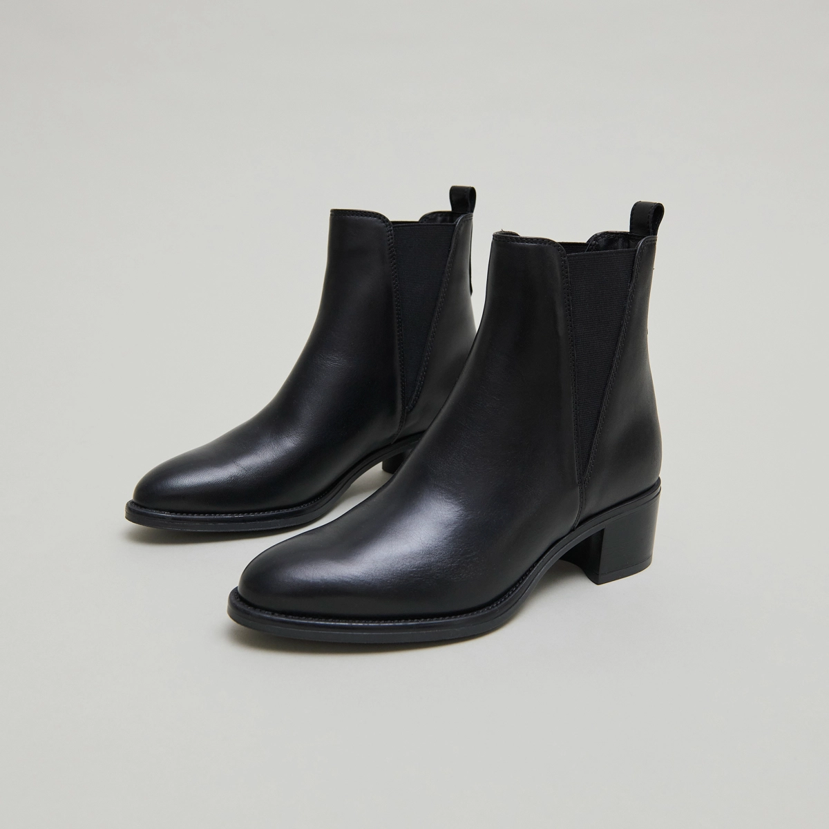 Ankle boots with triangular elastic bands in black leather | CHILO