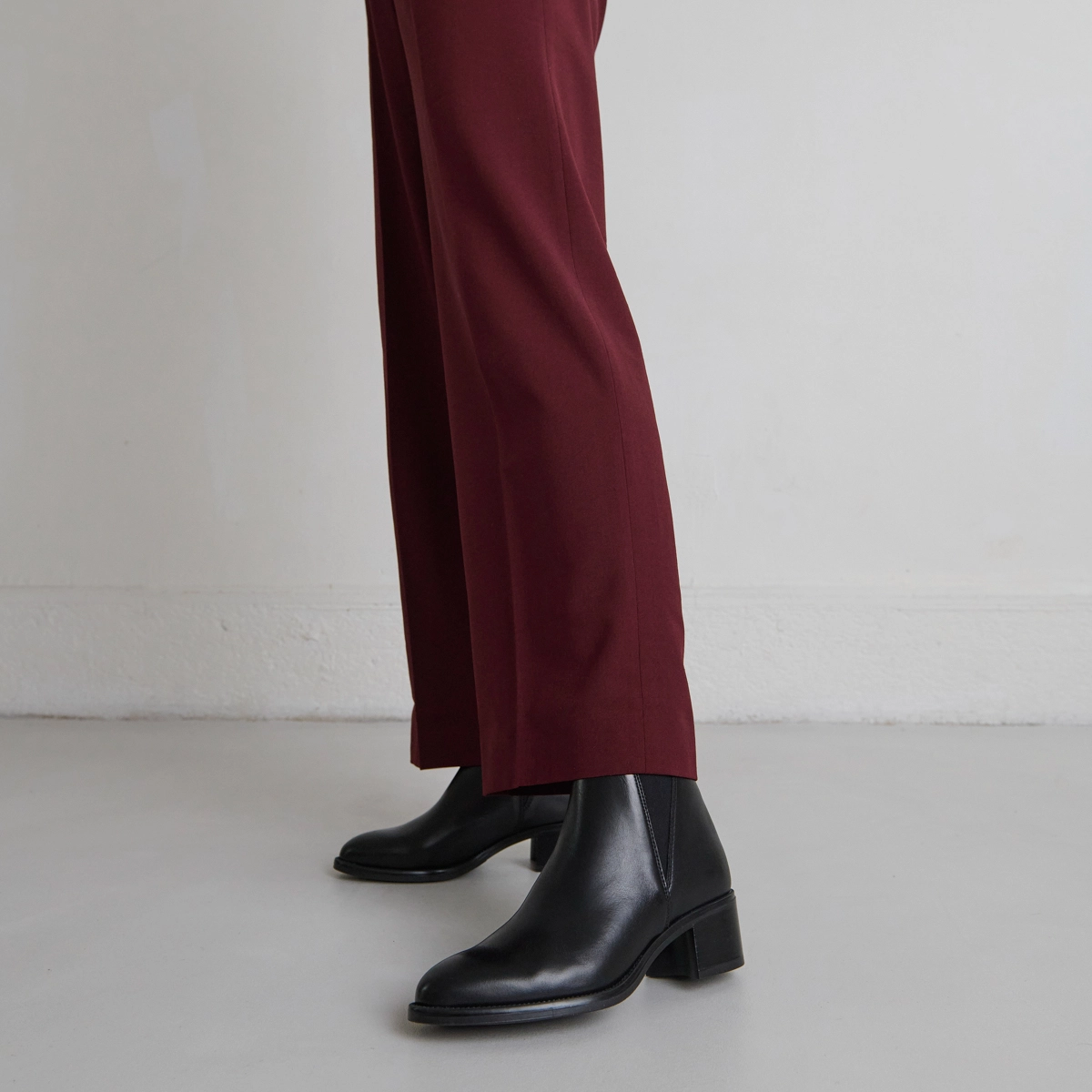 Ankle boots with triangular elastic bands in black leather | CHILO