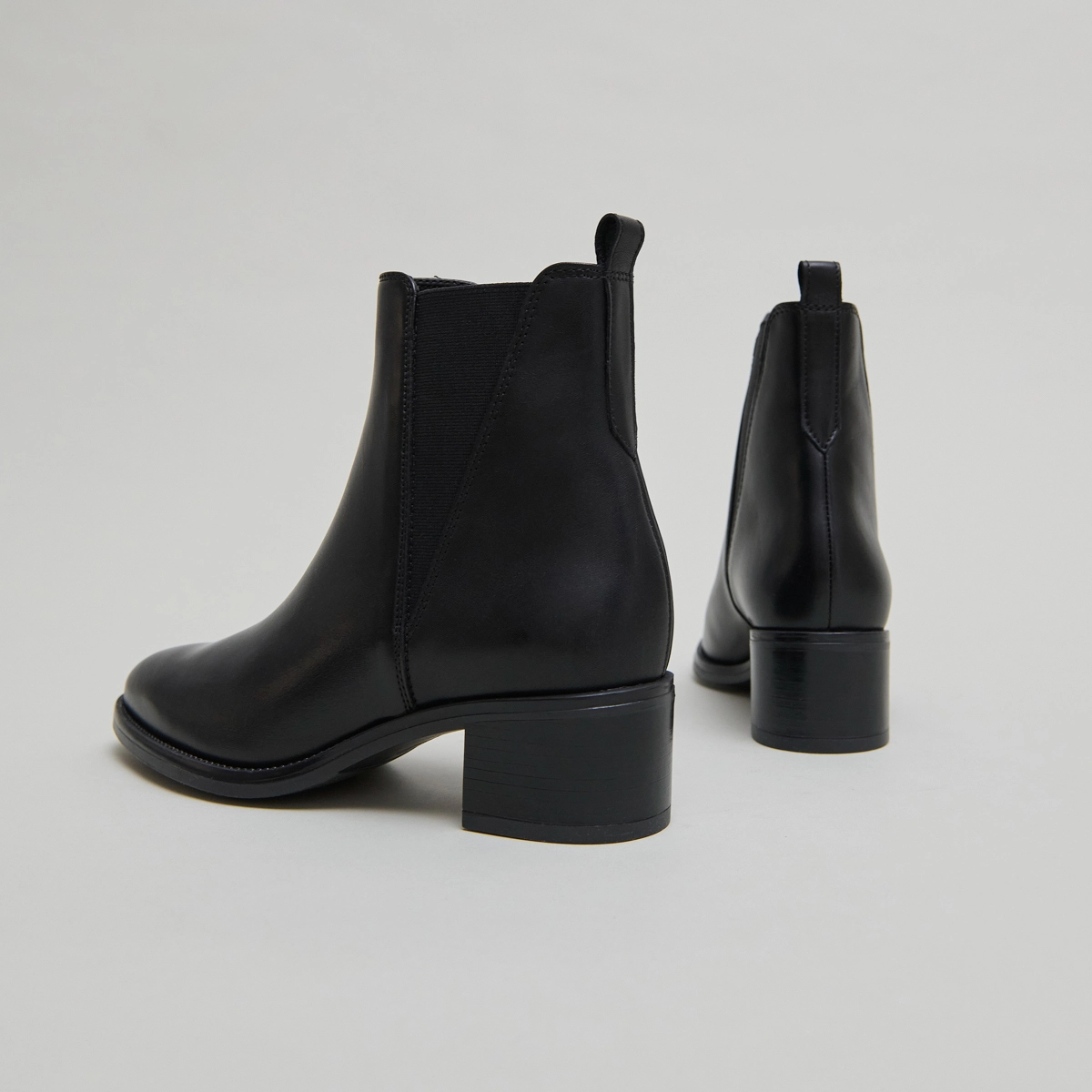 Ankle boots with triangular elastic bands in black leather | CHILO