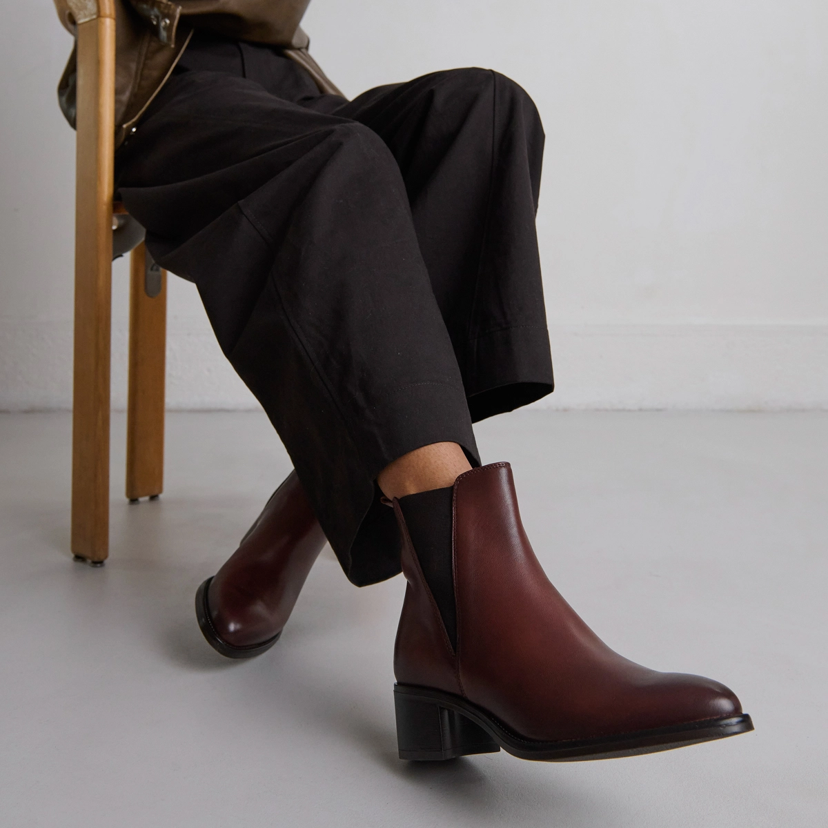 Ankle boots with triangular elastic bands in cognac patinated leather | CHILO