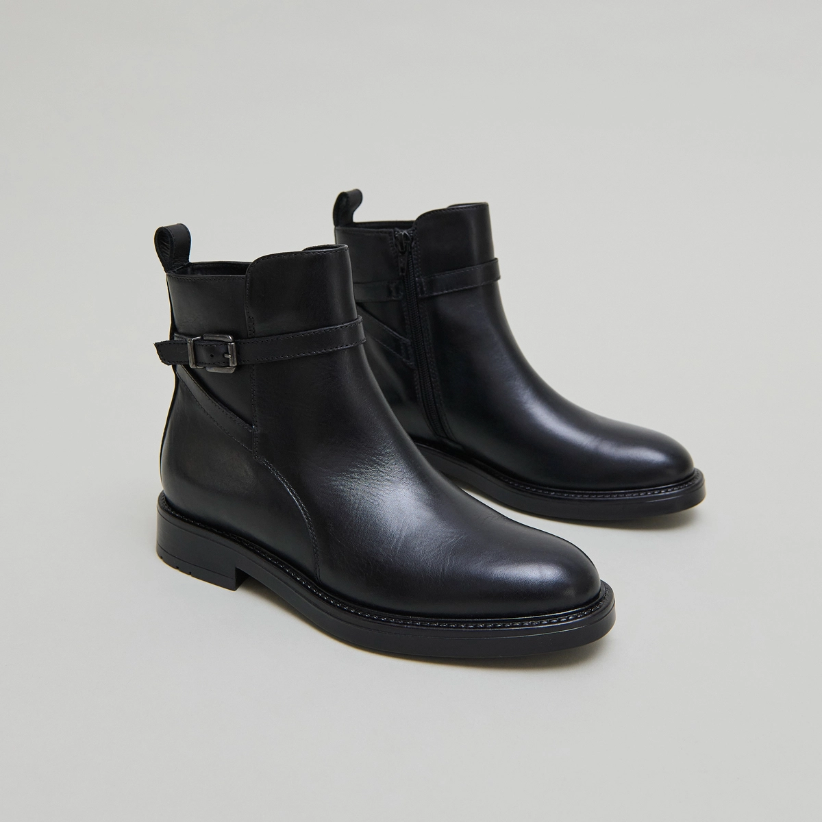Lowboots with buckles in black leather | CLEA