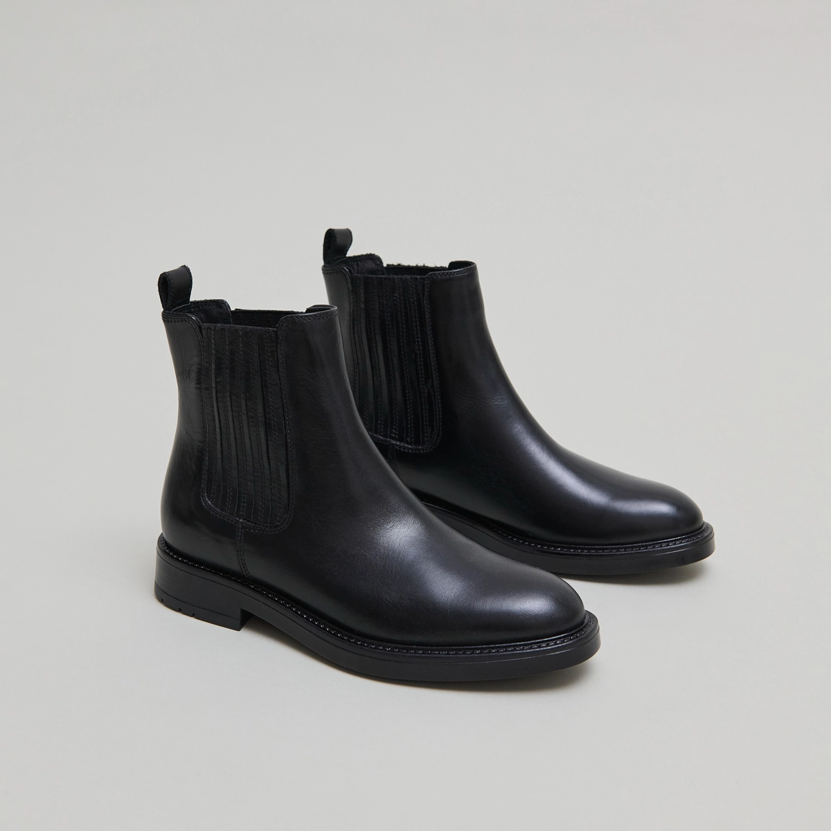 Lowoots with gathers in black leather | CLEANDRE