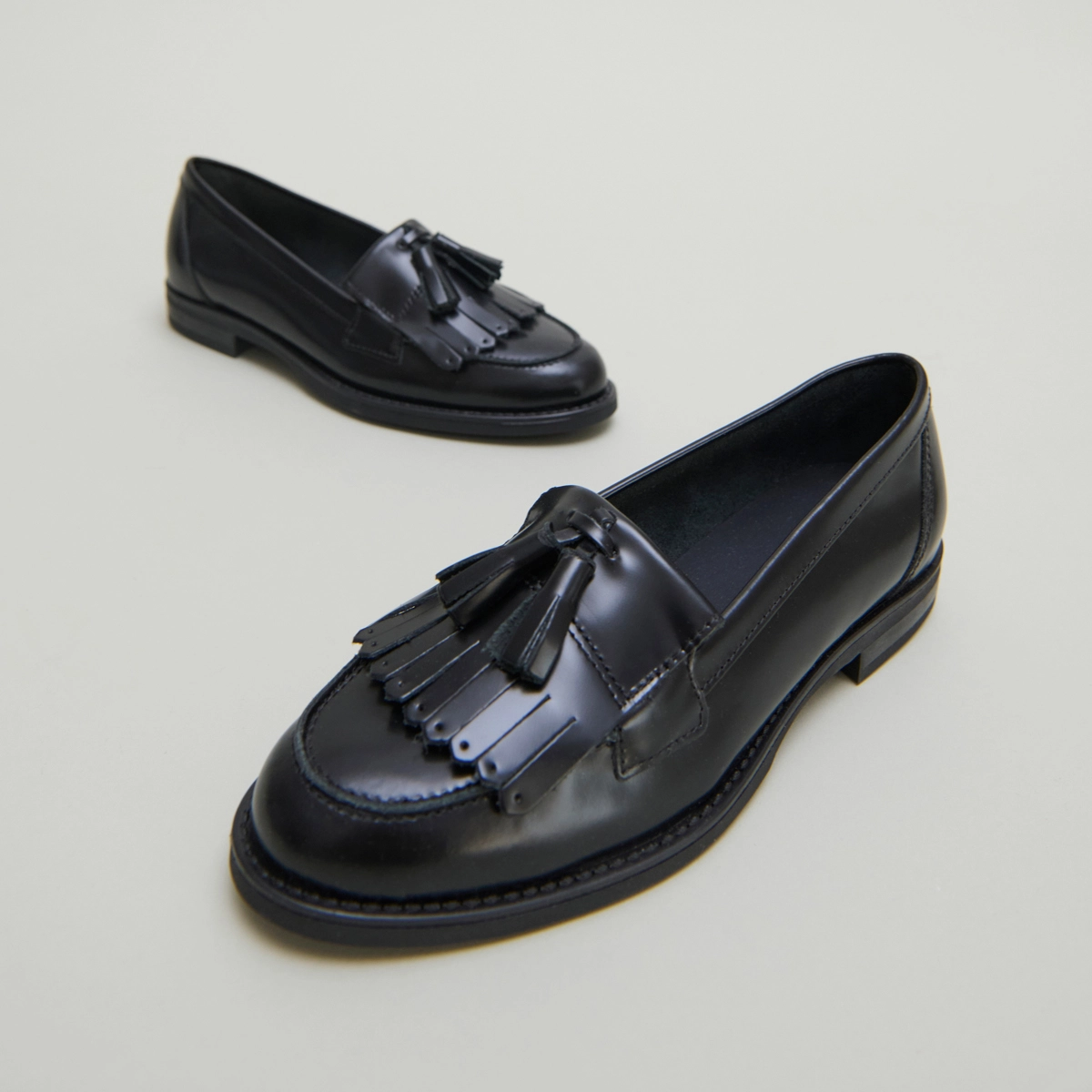 Tassel loafers in black glazed leather | NELLE