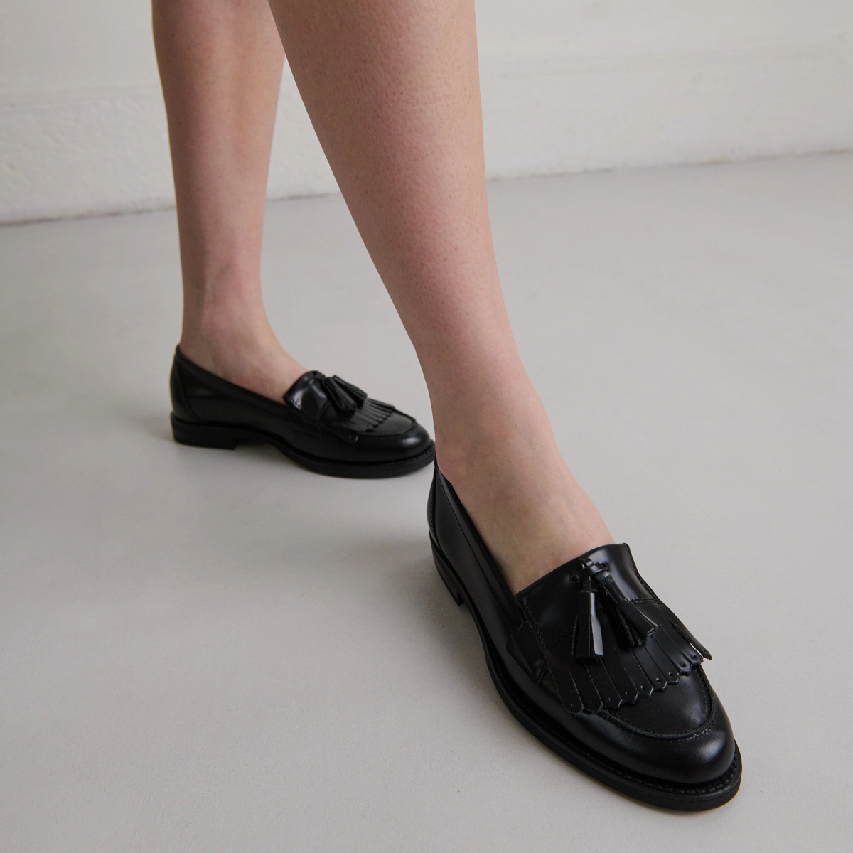 Tassel loafers in black glazed leather | NELLE