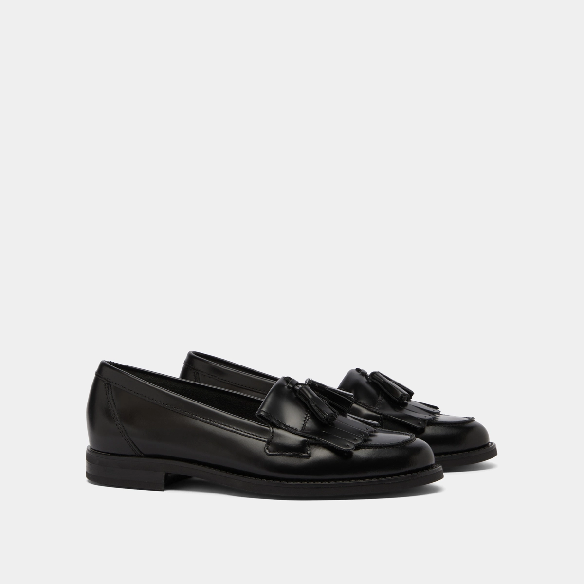 Tassel loafers in black glazed leather | NELLE