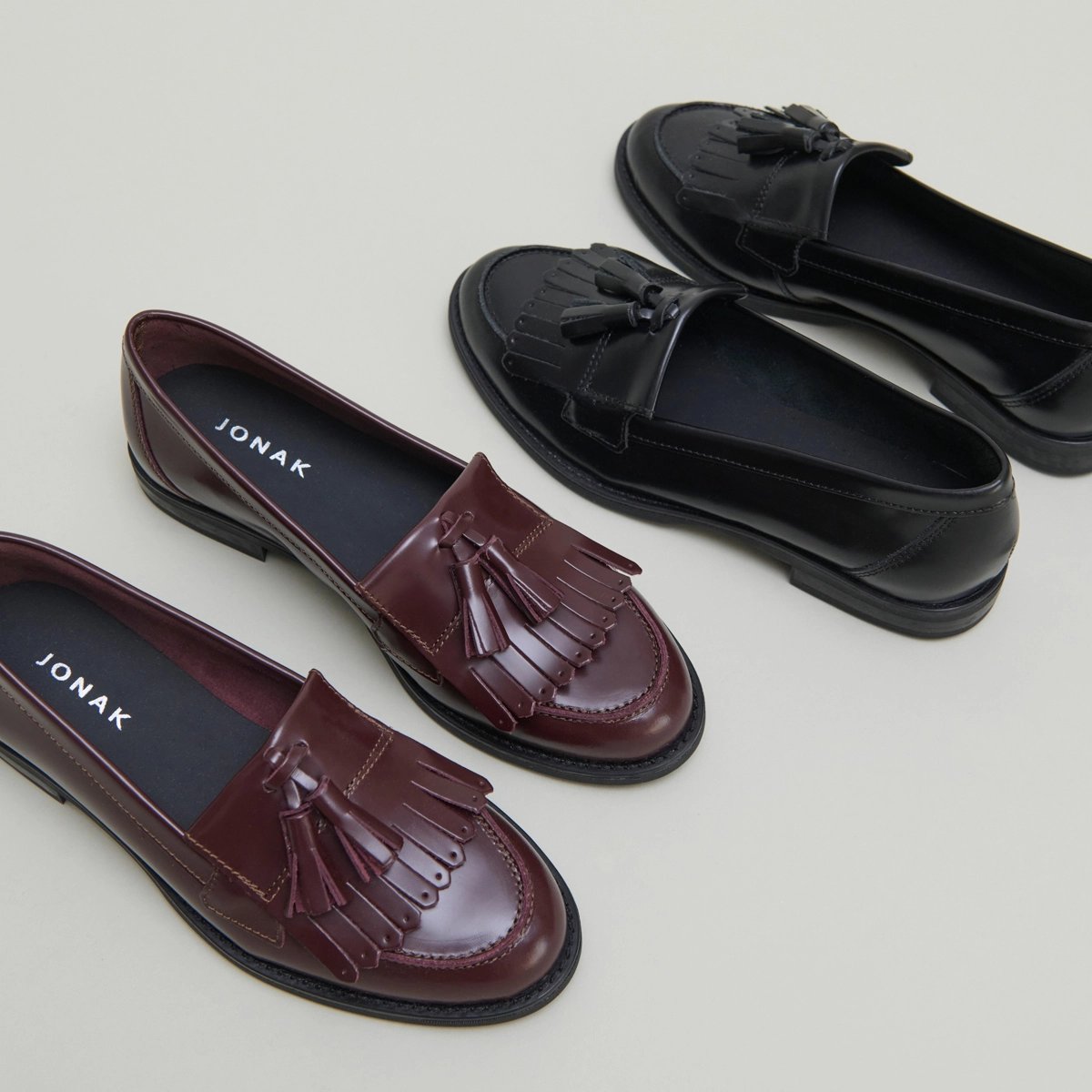 Tassel loafers in black glazed leather | NELLE