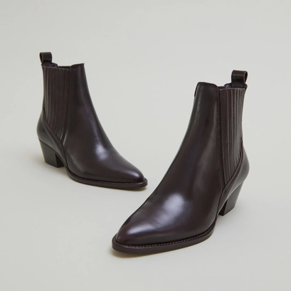 Lowboots with small beveled heels and elastics dark brown