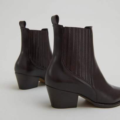 Lowboots with small beveled heels and elastics dark brown