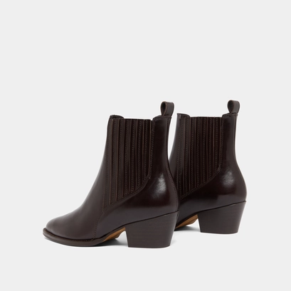 Lowboots with small beveled heels and elastics dark brown