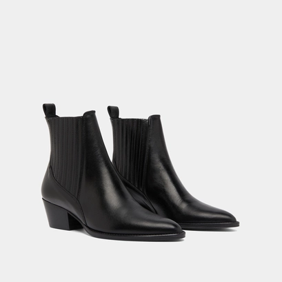 Lowboots with small beveled heels and elastics in black leather | bailey
