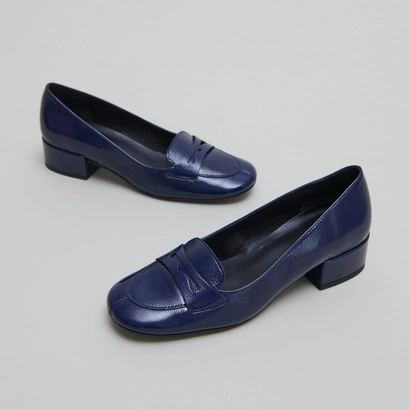 Low-heeled loafers in blue pleated patent | bernie