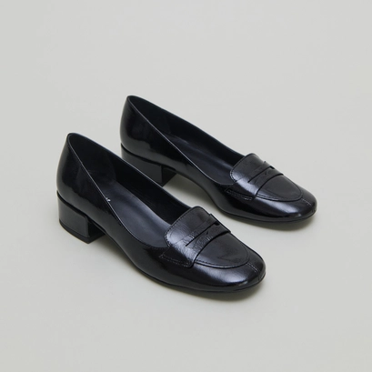 Low-heeled loafers in black pleated patent | bernie