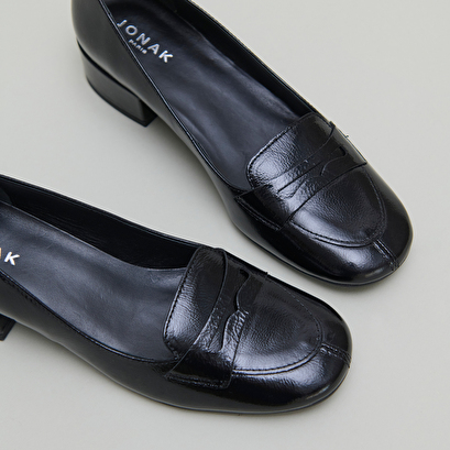 Low-heeled loafers in black pleated patent | bernie