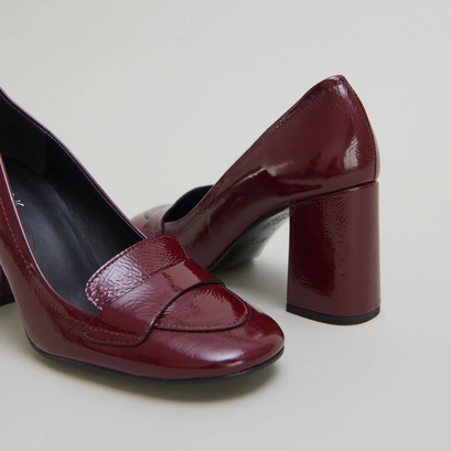 Heeled loafers with square toe in burgundy pleated patent | bise