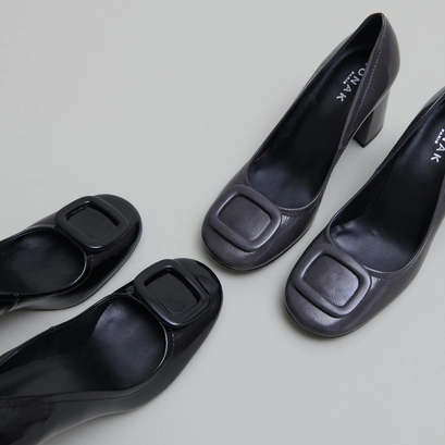 Pumps with buckles in black pleated patent | bisou