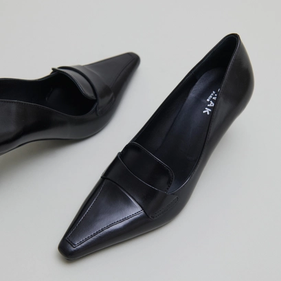 Pumps with wide slit on top in black leather | blondie