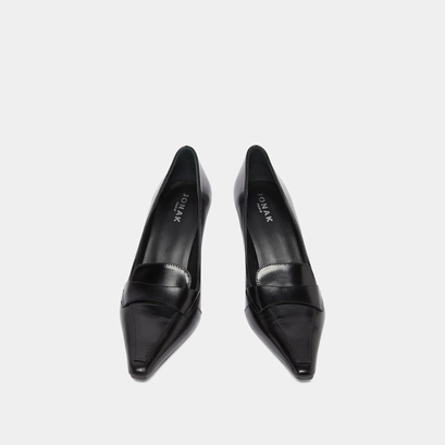 Pumps with wide slit on top in black leather | blondie