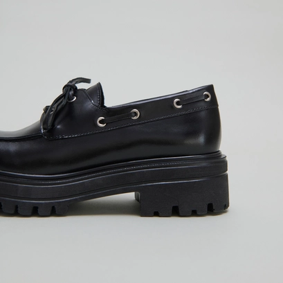 Lace-up derbies in black leather | angelus