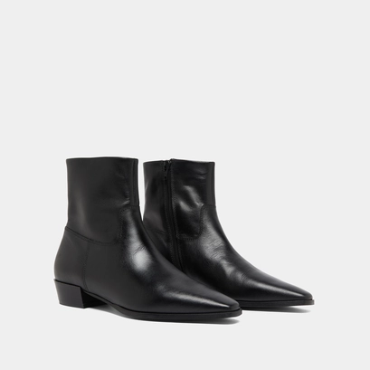 Pointed-toe lowboots in black leather | pacha
