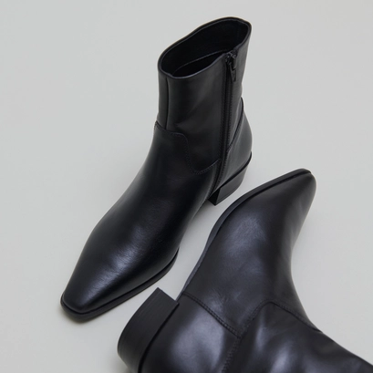 Pointed-toe lowboots in black leather | pacha