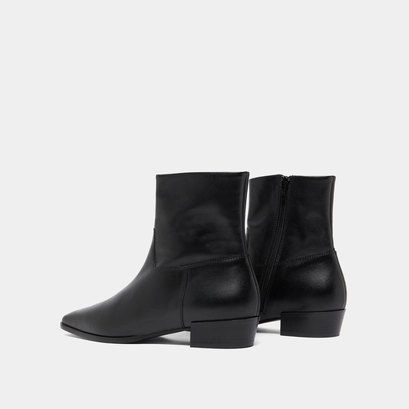 Pointed-toe lowboots in black leather | pacha