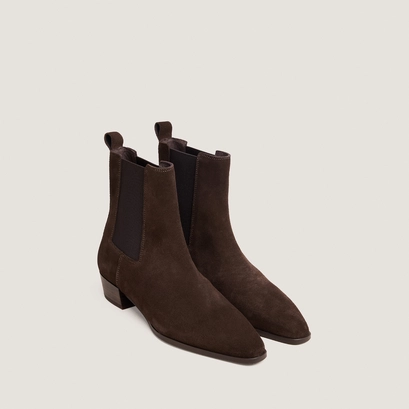 Boots with slight beveled heels and pointed toes in dark brown suede | papaye
