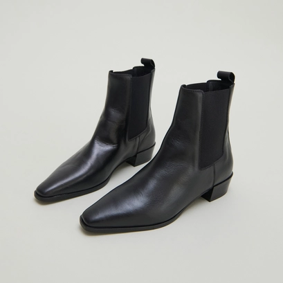 Boots with slight beveled heels and pointed toes in black leather | papaye