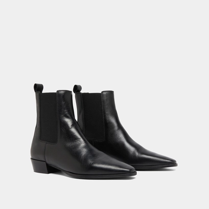 Boots with slight beveled heels and pointed toes in black leather | papaye