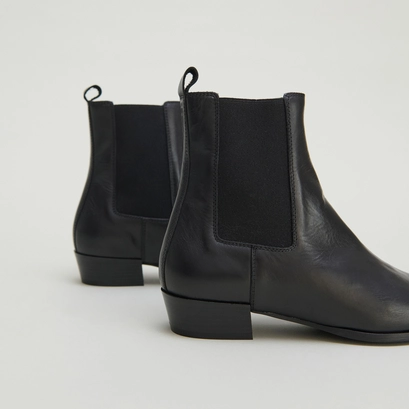 Boots with slight beveled heels and pointed toes in black leather | papaye