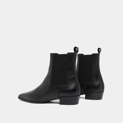 Boots with slight beveled heels and pointed toes in black leather | papaye
