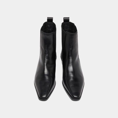 Boots with slight beveled heels and pointed toes in black leather | papaye