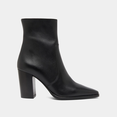 Pointed toe ankle boots in black leather | pam