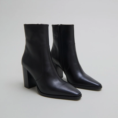 Pointed toe ankle boots in black leather | pam