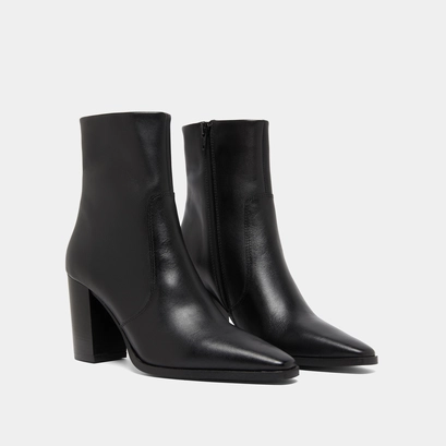Pointed toe ankle boots in black leather | pam